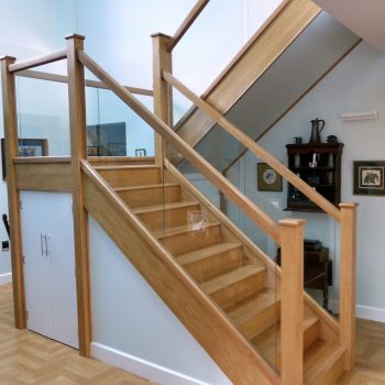 现代橡木和玻璃楼梯